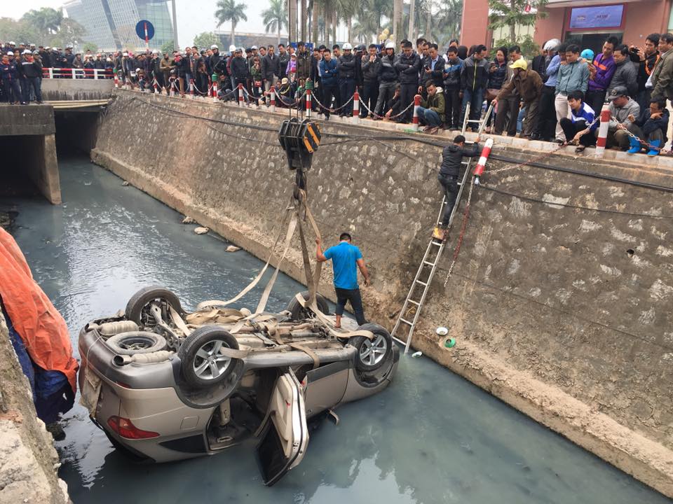 Ô tô lao xuống mương, nằm phơi bụng
