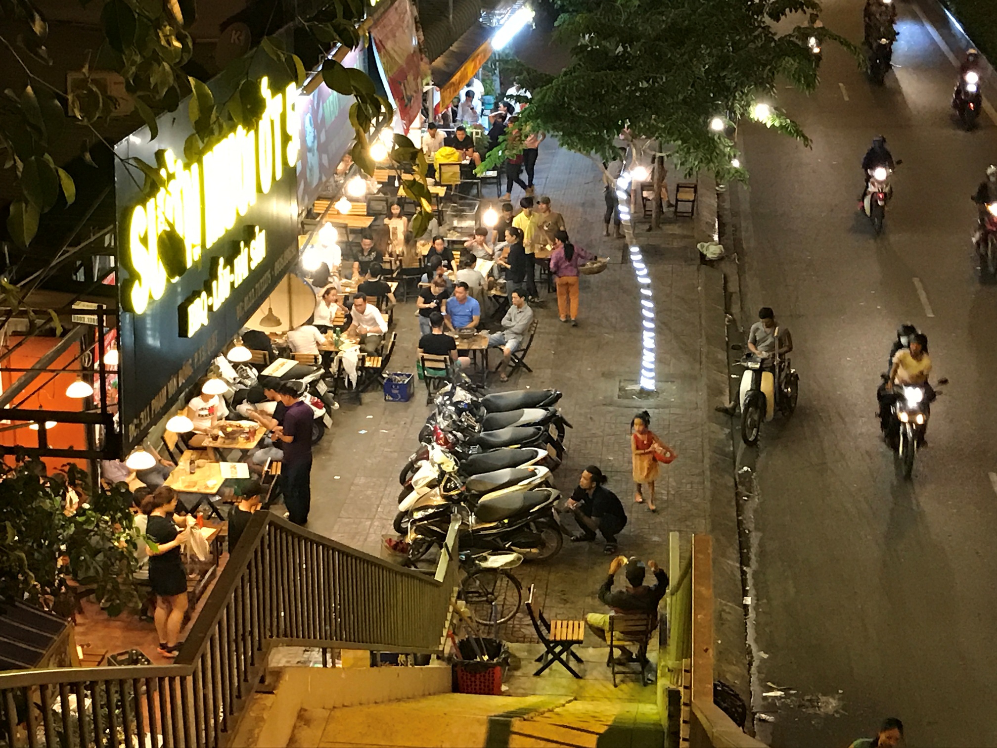 
Sau khi đội trật tự đ&ocirc; thị đi, nhiều qu&aacute;n nhậu lại tiếp tục lấn chiếm để bu&ocirc;n b&aacute;n
