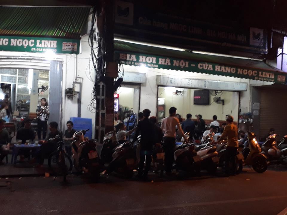 Tại phố cổ, qu&aacute;n bia hơi cũng bu&ocirc;n b&aacute;n tr&agrave;n lan ra vỉa h&egrave;, thậm ch&iacute; tận dụng l&ograve;ng đường l&agrave;m chỗ để xe cho kh&aacute;ch