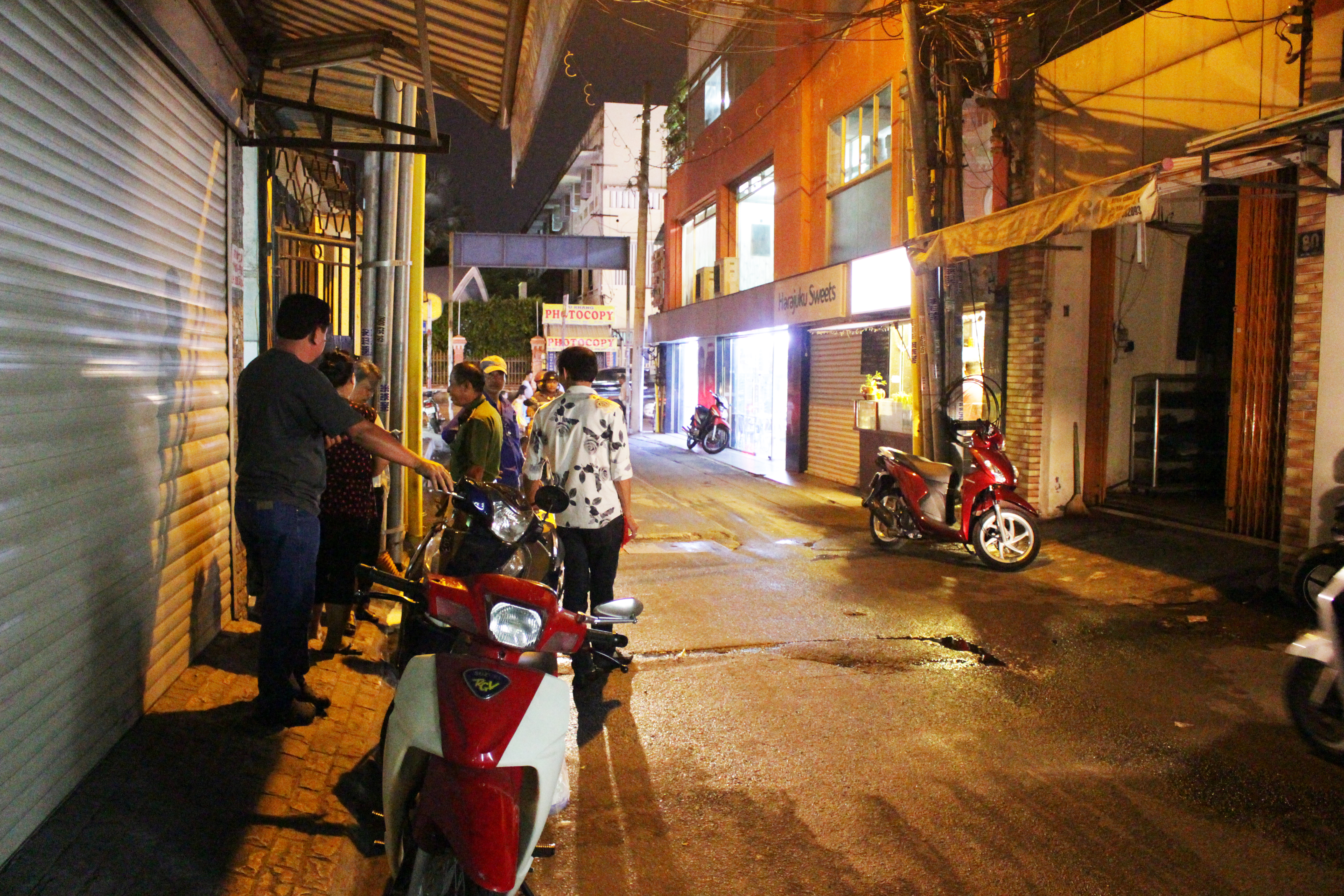 
Vụ ch&aacute;y tr&ecirc;n tầng 4 ng&ocirc;i nh&agrave; cao tầng khiến cả khu phố một phen n&aacute;o loạn.
