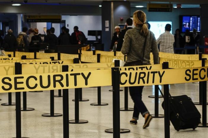 H&agrave;nh kh&aacute;ch tới trạm kiểm so&aacute;t an ninh tại s&acirc;n bay quốc tế JFK ở New York ng&agrave;y 11-10-2014. Ảnh: REUTERS