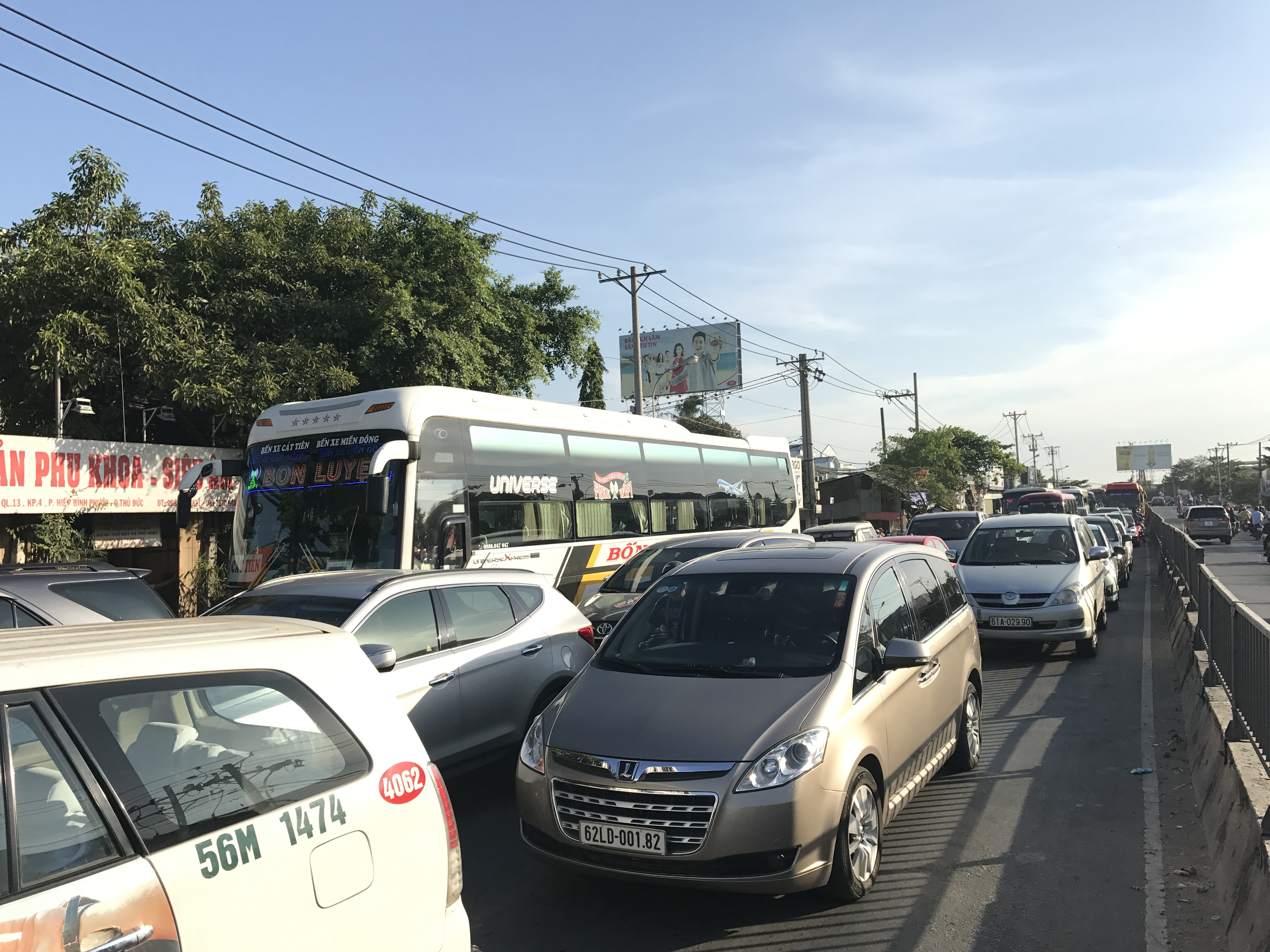 Cảnh kẹt xe kéo dài trên Quốc lộ 13 do ảnh hưởng từ vụ tai nạn