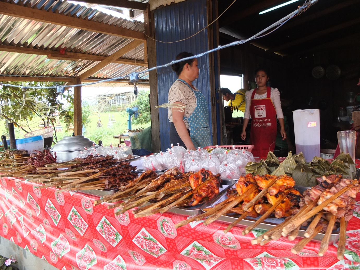 
Một quầy b&aacute;n cơm nếp v&agrave; đồ nướng ở Paksong
