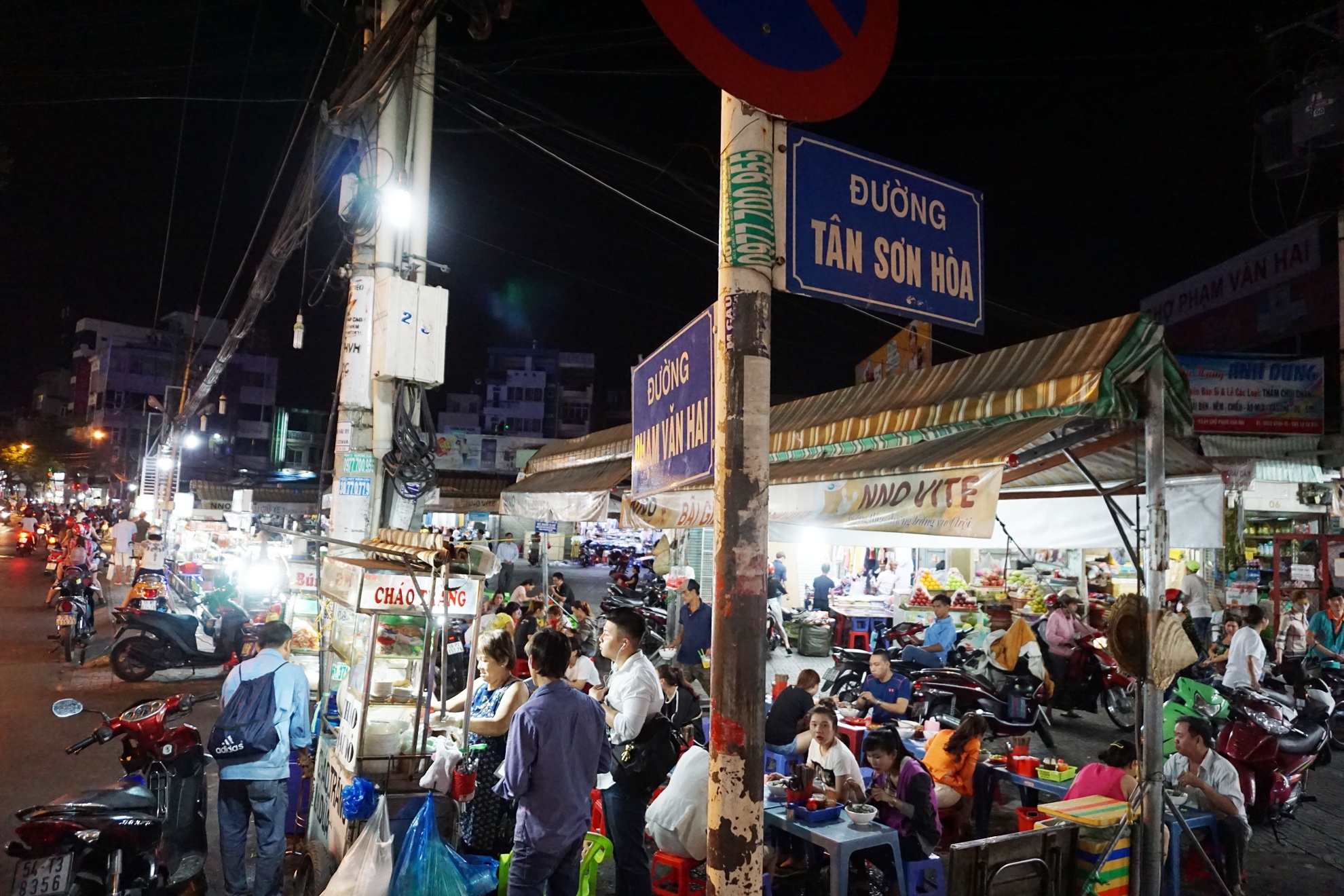 
Dọc mặt tiền chợ Phạm Văn Hai, đoạn gần giao lộ Phạm Văn Hai &ndash; T&acirc;n Sơn H&ograve;a, nhiều người b&aacute;n h&agrave;ng rong đ&atilde; được sắp xếp vị tr&iacute; kinh doanh mới
