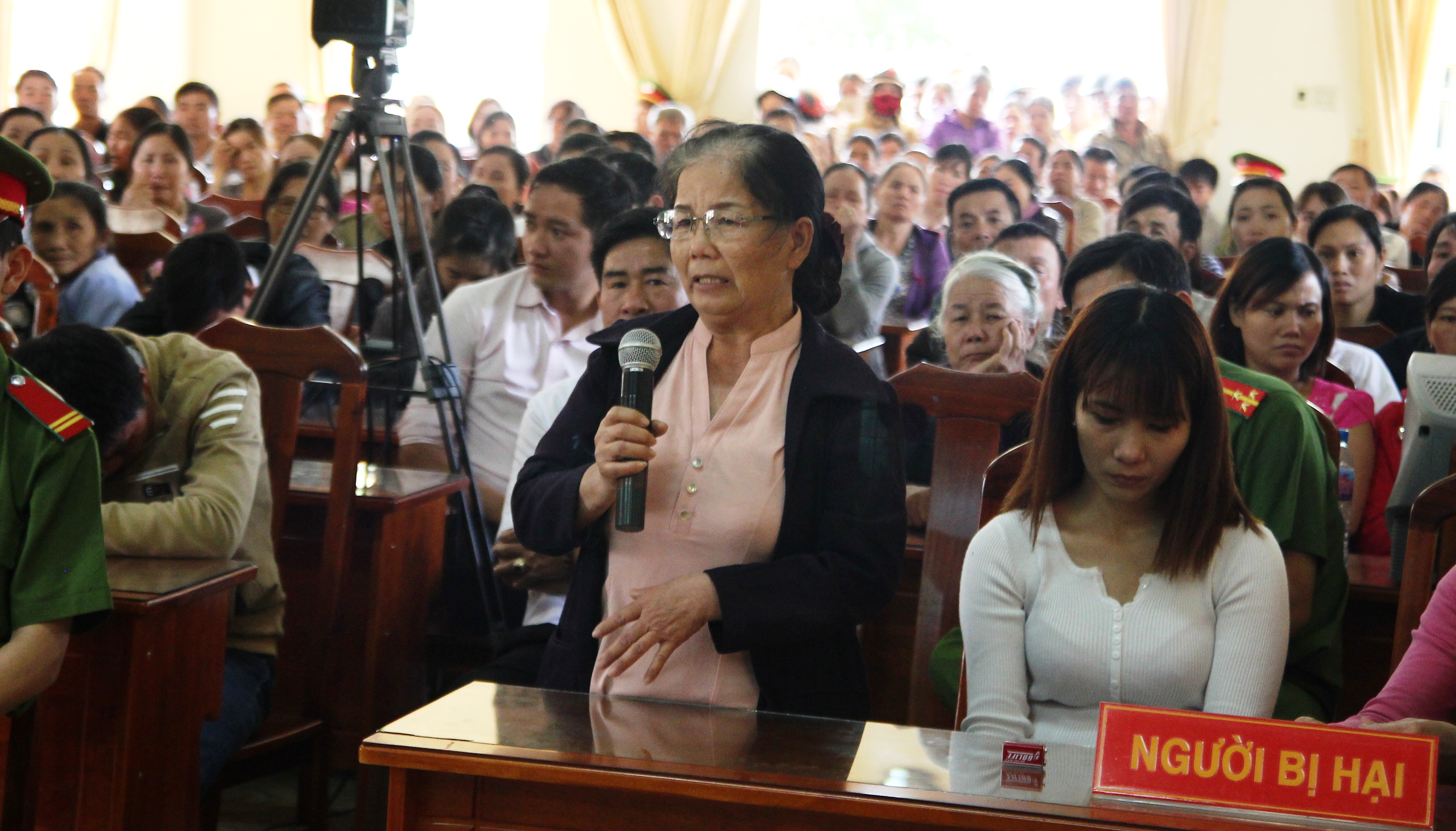 Bà Trần Thị Ngọc Hải, mẹ ruột của bị hại Đỗ Hoàng Bình- xin HĐXX tuyên phạt bị cáo nghiêm minh, đúng người đúng tội nhằm răn đe cho xã hội.