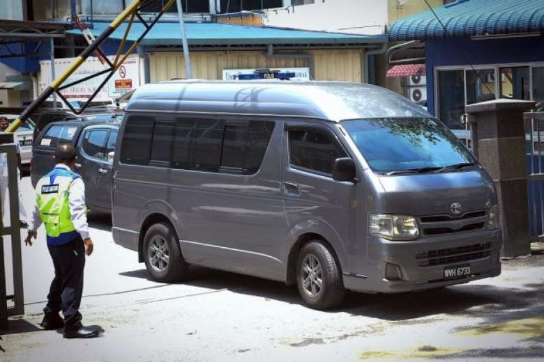 Chiếc xe được cho l&agrave; chở thi thể &ocirc;ng Kim Jong-nam rời khỏi bệnh viện Kuala Lumpur h&ocirc;m 30-3. Ảnh: BERNAMA