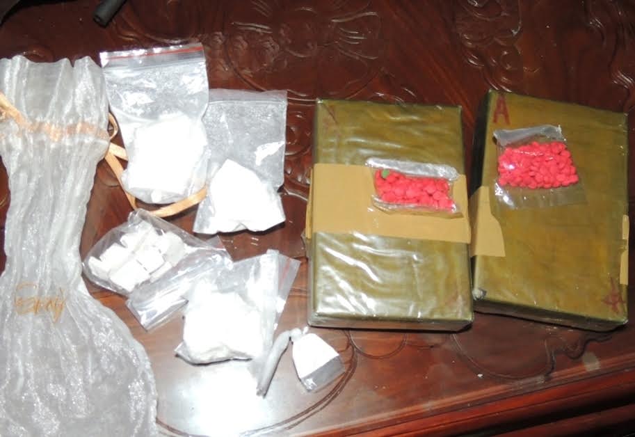 Bắt nhóm buôn lậu vác súng đạn đi tiêu thụ 12,5 bánh heroin