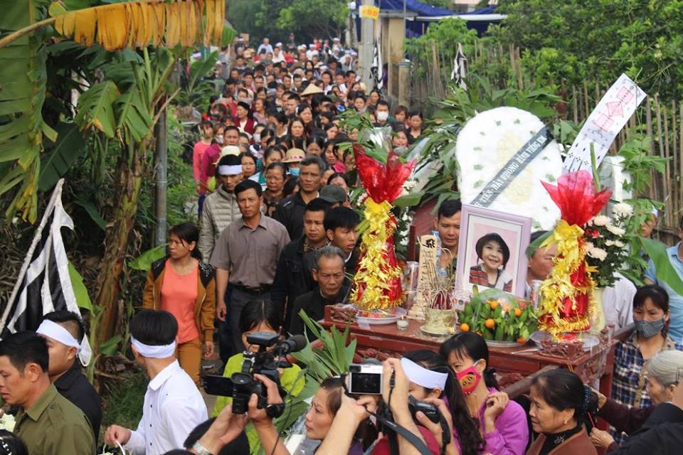 Người dân thương xót tiễn bé Nhật Linh về với đất mẹ