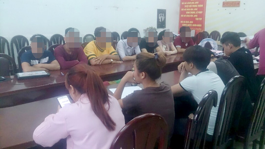 Khởi tố vụ c&ocirc; g&aacute;i trẻ bị nh&oacute;m c&ocirc;n đồ cắt tai ở qu&aacute;n tr&agrave; sữa - Ảnh 2.