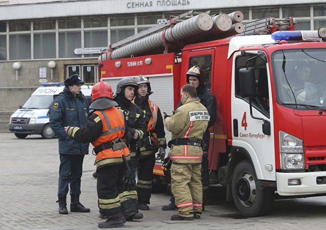 Lực lượng cứu hỏa cũng c&oacute; mặt. Ảnh: REUTERS