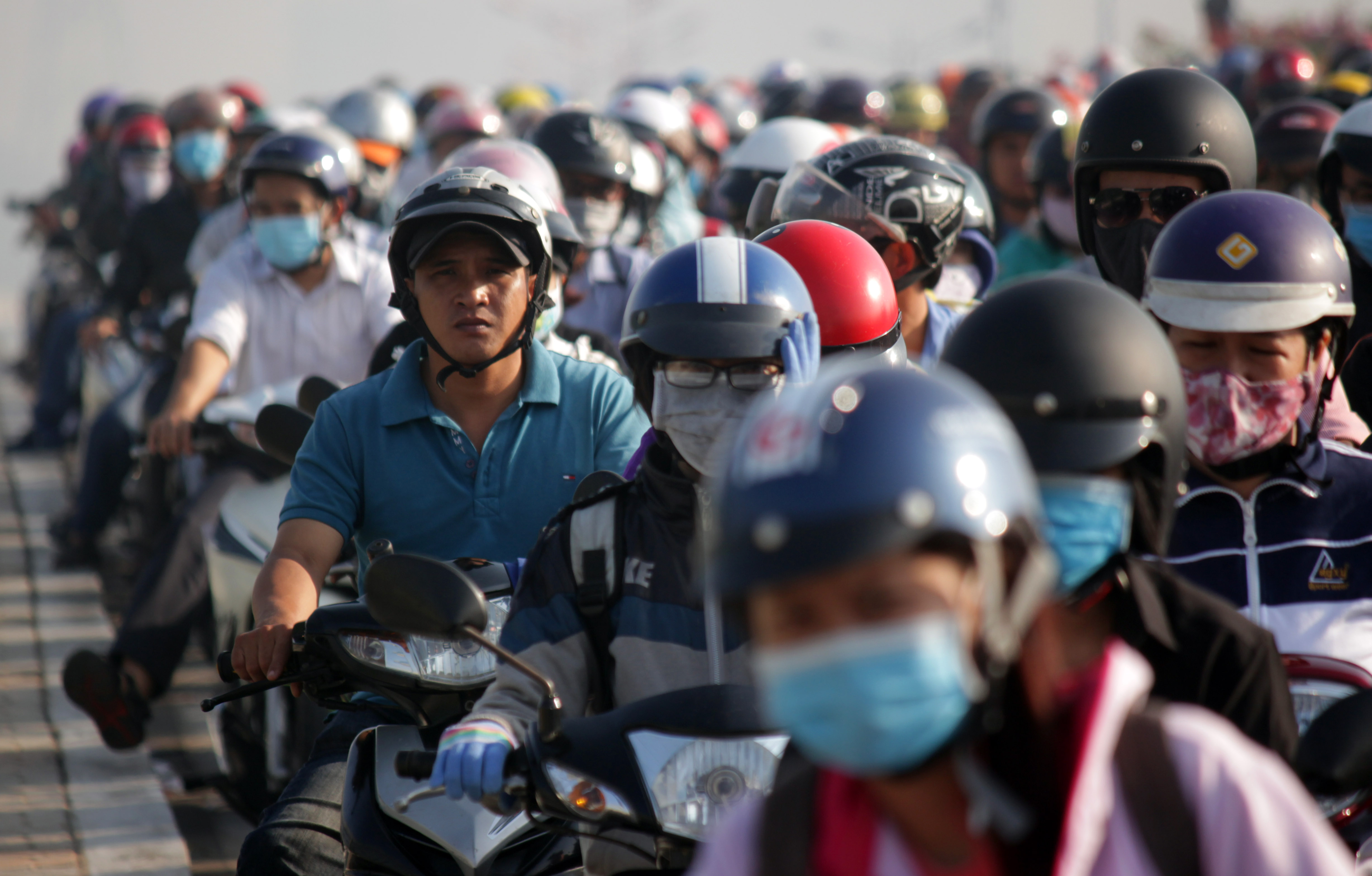 C&aacute;c phương tiện nh&uacute;c nh&iacute;ch từng ch&uacute;t một, nhiều người tỏ ra bực m&igrave;nh v&igrave; mắc kẹt trong nắng n&oacute;ng, kh&oacute;i bụi.