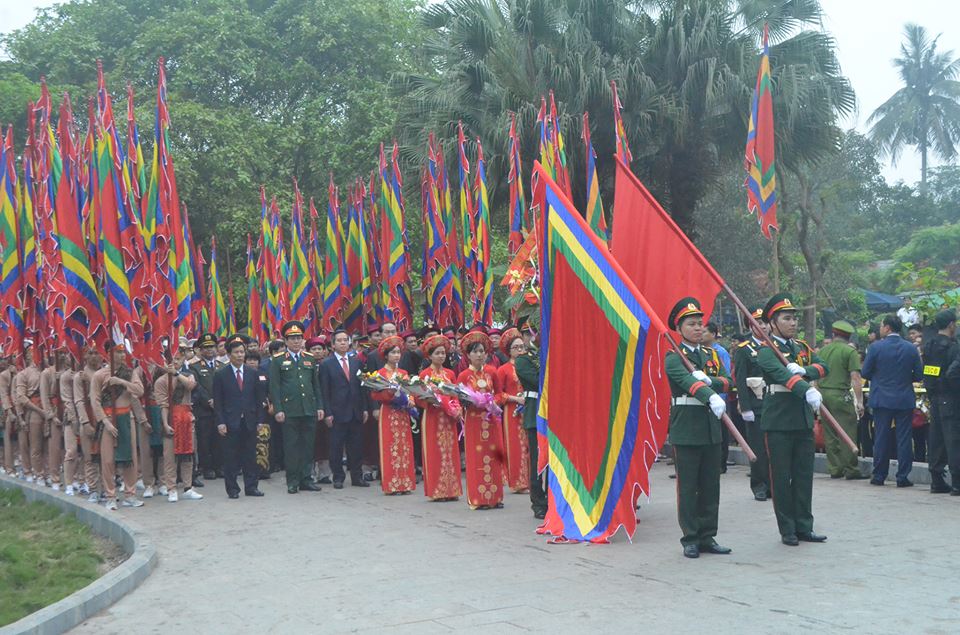 
Đo&agrave;n đại biểu d&acirc;ng hoa tại đ&agrave;i tưởng niệm Đền H&ugrave;ng
