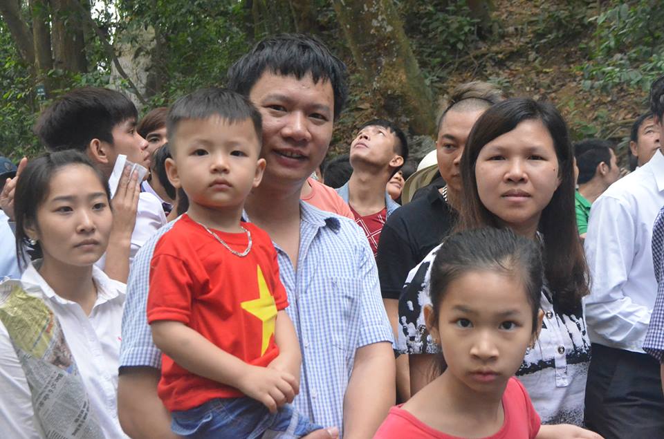 Tuy vậy, cũng rất nhiều du khách tỏ ra vui vẻ chờ đợi trong dòng người tiến dần lên núi để dâng hương tưởng nhớ các Vua Hùng