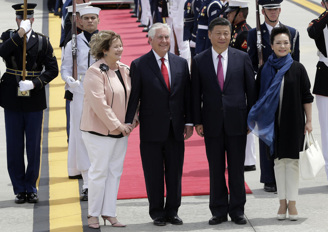Vợ chồng &ocirc;ng Tập được Ngoại trưởng Mỹ Rex Tillerson v&agrave; đội danh dự ch&agrave;o đ&oacute;n tại s&acirc;n bay quốc tế Palm Beach. Ảnh: AP