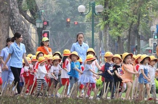 Hàng loạt cọc tre nhọn cắm quanh vườn hoa gần Nhà hát Lớn