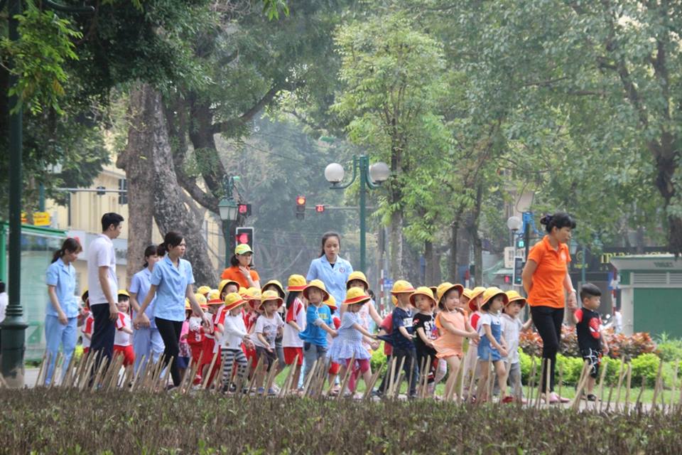 
Nhiều trẻ em sinh hoạt ngoại kh&oacute;a ngay khu vực b&agrave;n ch&ocirc;ng tre
