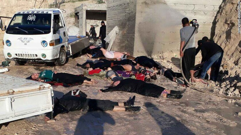 Hiện trường vụ tấn c&ocirc;ng bằng vũ kh&iacute; h&oacute;a học ở tỉnh Idlib &ndash; Syria ng&agrave;y 4-4. Ảnh: AP