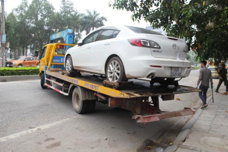 
Nhiều xế hộp đậu đỗ kh&ocirc;ng đ&uacute;ng quy định, lấn chiếm l&ograve;ng đường bị cẩu về phường xử l&yacute;
