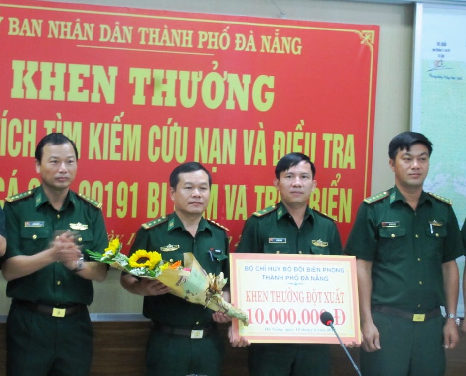 Bộ đội Bi&ecirc;n ph&ograve;ng Đ&agrave; Nẵng cũng khen thưởng cho tổ c&ocirc;ng t&aacute;c t&igrave;m ra thủ phạm t&agrave;u v&otilde; sắt t&ocirc;ng ch&igrave;m t&agrave;u c&aacute; ngư d&acirc;n