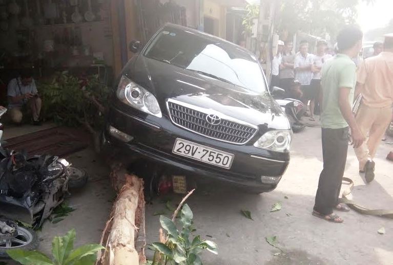 Clip "Xe điên” rồ ga lùi cuốn cô gái vào gầm