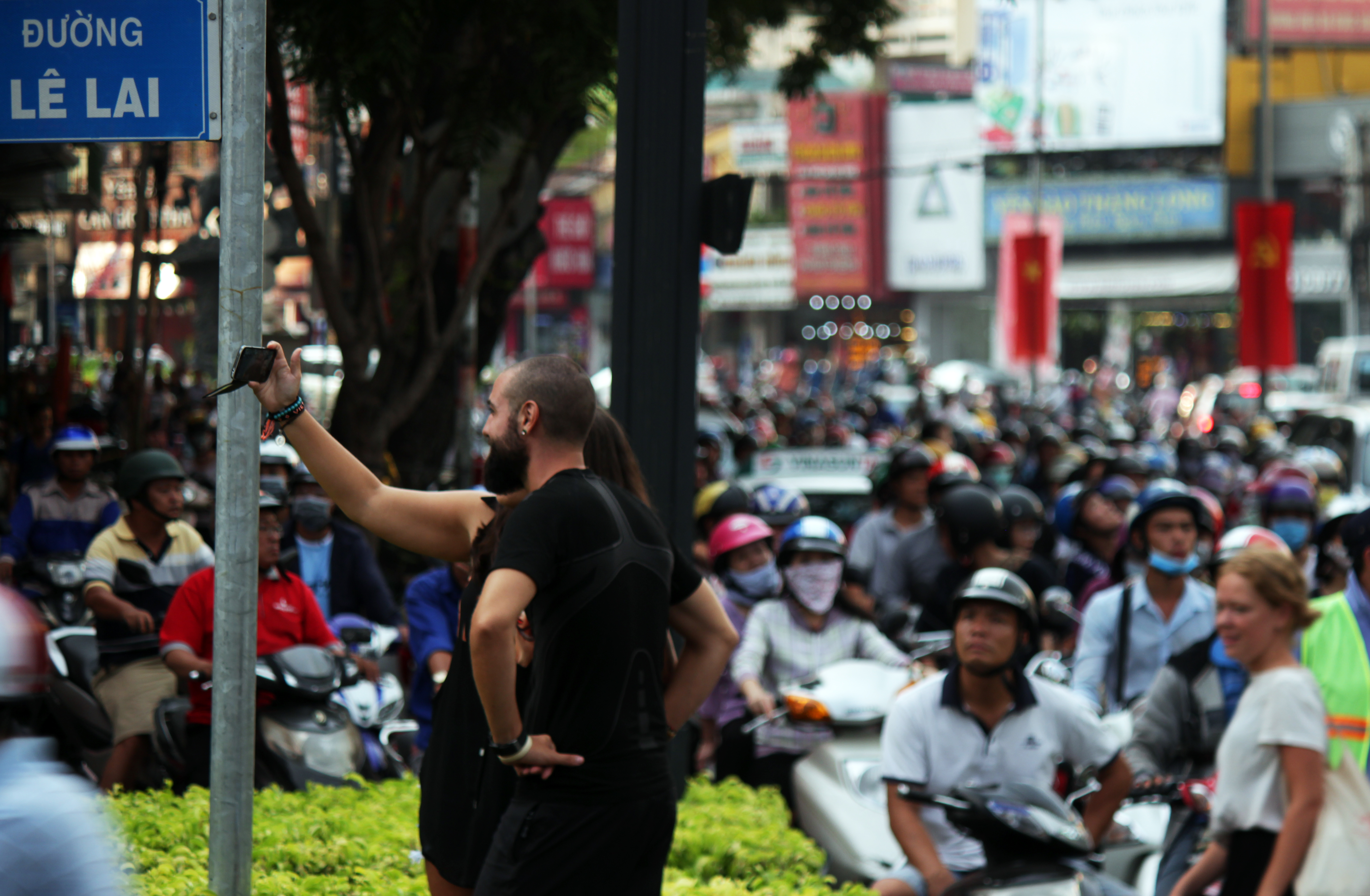 
T&igrave;nh trạng giao th&ocirc;ng hỗn loạn khiến người đi bộ lưu th&ocirc;ng kh&oacute; khăn. Trong ảnh l&agrave; hai người nước ngo&agrave;i tỏ ra ấn tượng với cảnh kẹt xe ở trung t&acirc;m th&agrave;nh phố.
