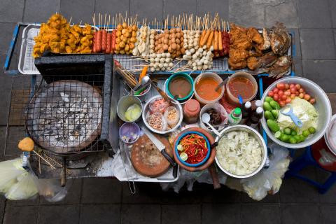 Bangkok, Th&aacute;i Lan: Nhắc đến ẩm thực đường phố kh&ocirc;ng thể kh&ocirc;ng nhắc đến Bangkok, v&igrave; đ&acirc;y ch&iacute;nh l&agrave; yếu tố thu h&uacute;t kh&aacute;ch du lịch của thủ đ&ocirc; Th&aacute;i Lan.