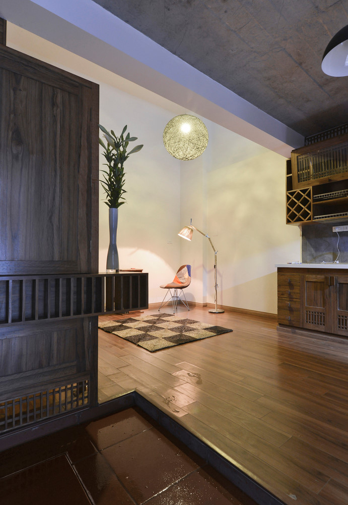 
C&ocirc;ng tr&igrave;nh được thiết kế bởi MON Atelier Architecture, sử dụng rất nhiều vật liệu gỗ gi&uacute;p tạo cảm gi&aacute;c ấm c&uacute;ng.
