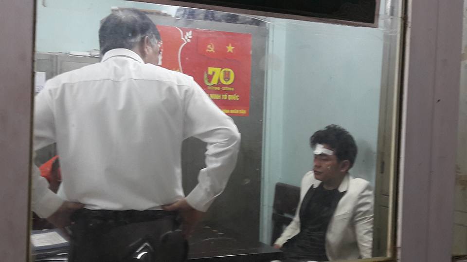 
Nam thanh ni&ecirc;n điều khiển chiếc xe g&acirc;y tai nạn li&ecirc;n ho&agrave;n được đưa về trụ sở C&ocirc;ng an phường Quang Trung - Ảnh: CTV
