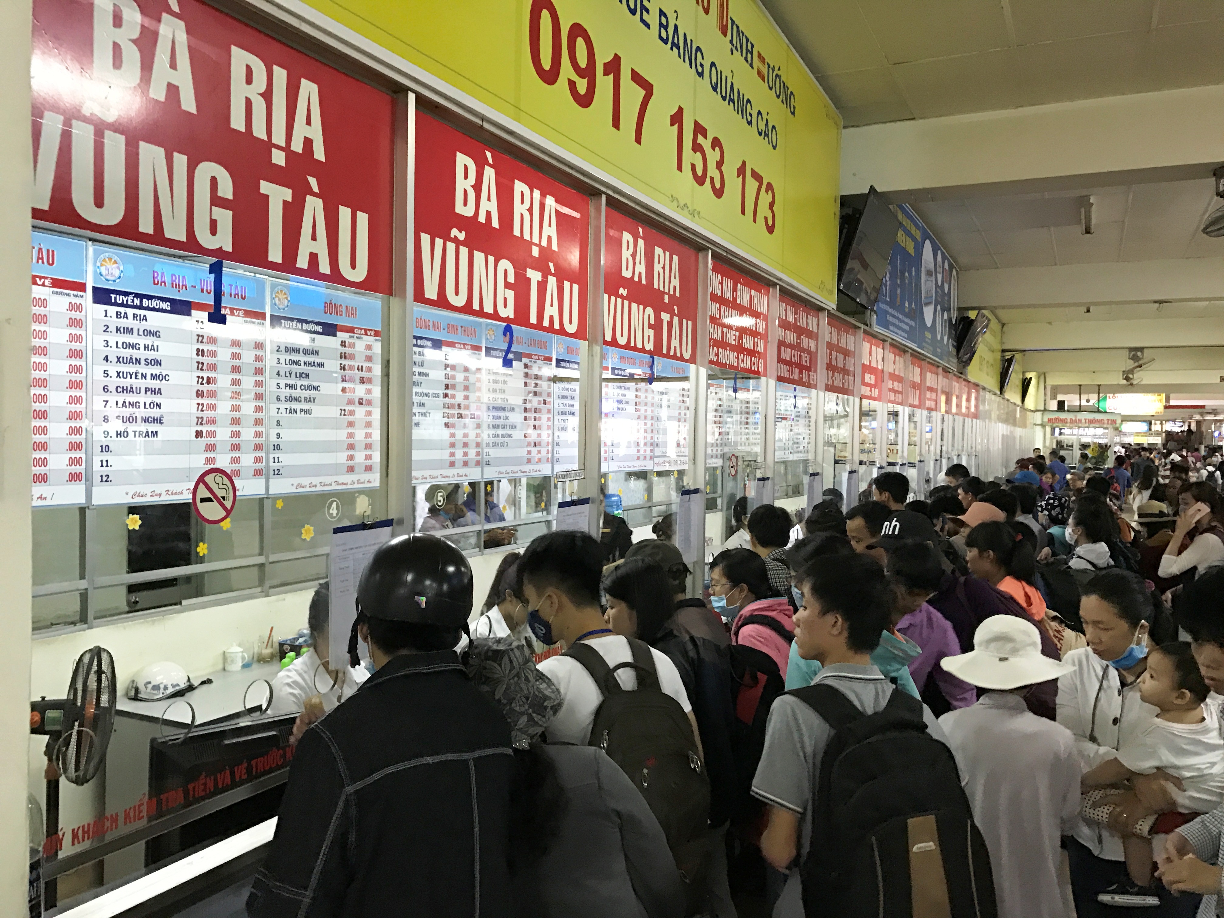Trong khi đ&oacute;, ghi nhận tại Bến xe Miền Đ&ocirc;ng (quận B&igrave;nh Thạnh), lượng người đến mua v&eacute; cũng đ&ocirc;ng nghẹt, tập trung đi một số chặng đến c&aacute;c tỉnh thuộc khu vực T&acirc;y Nguy&ecirc;n như L&acirc;m Đồng, Đắk Lắk, Đắk N&ocirc;ng c&ugrave;ng một số địa điểm du lịch như B&agrave; Rịa &ndash; Vũng T&agrave;u, Nha Trang (Kh&aacute;nh H&ograve;a), Phan Thiết (B&igrave;nh Thuận)&hellip; Nhiều quầy c&oacute; nhu cầu mua v&eacute; lớn, c&aacute;c nh&acirc;n vi&ecirc;n ở Bến xe Miền Đ&ocirc;ng phải tổ chức h&agrave;nh kh&aacute;ch xếp h&agrave;ng để đảm bảo trật tự