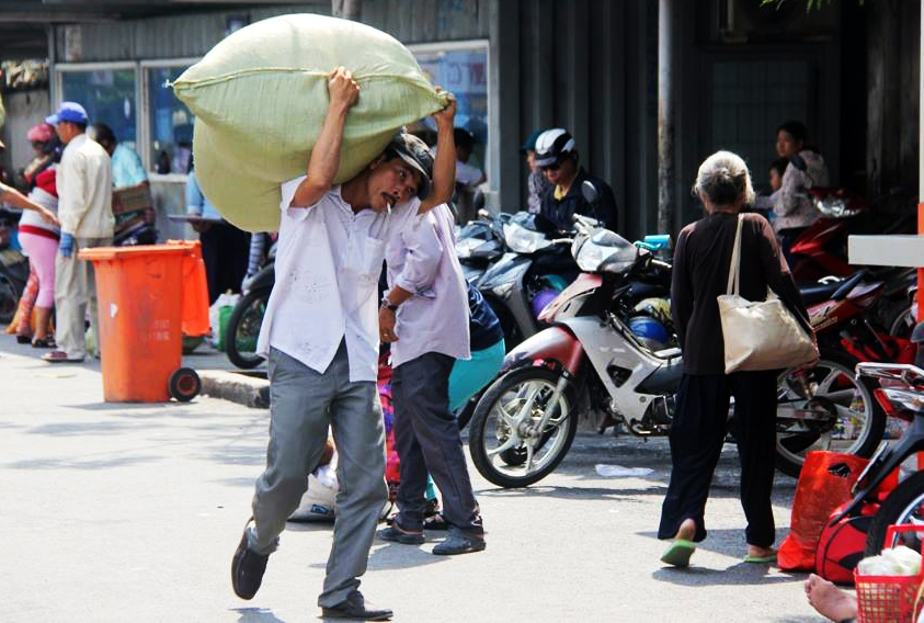 Tại bến xe miền T&acirc;y, nhiều người tất bật để về qu&ecirc;. C&aacute;c h&atilde;ng xe hầu hết đều ch&aacute;y v&eacute;.