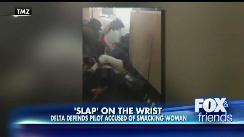 
Phi c&ocirc;ng của h&atilde;ng Delta Airlines (Mỹ) t&aacute;t h&agrave;nh kh&aacute;ch nữ đang ẩu đả. Ảnh: FOX NEWS
