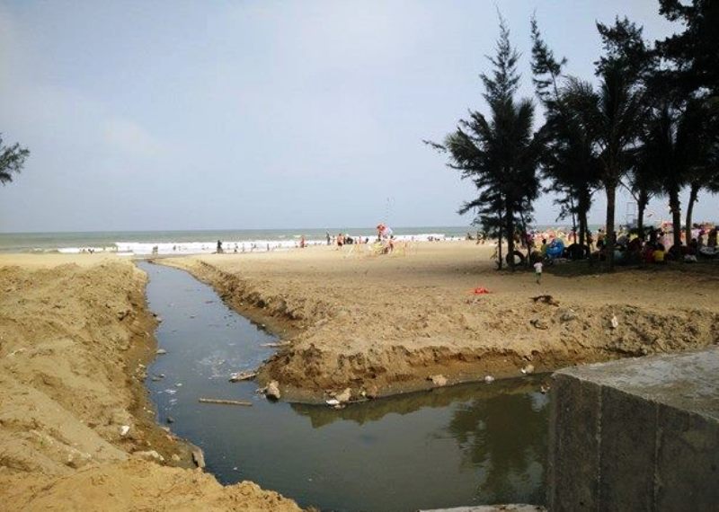 
Cống nước thải đen ng&ograve;m, h&ocirc;i thối chảy ra biển Sầm Sơn v&agrave;o s&aacute;ng ng&agrave;y 1-5
