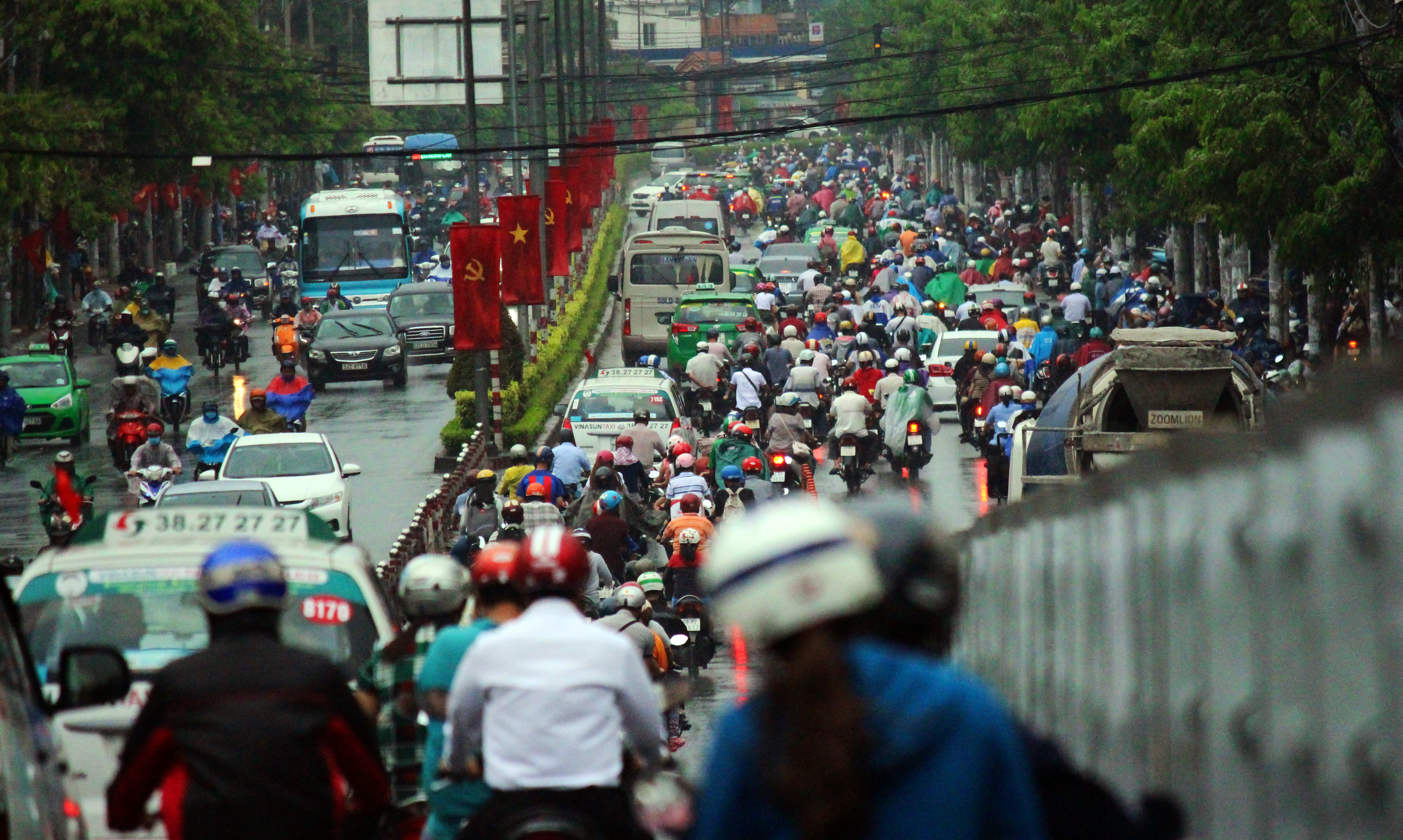 Trong cơn mưa, cầu vượt Ho&agrave;ng Hoa Th&aacute;m kh&aacute; đ&ocirc;ng đ&uacute;c phương tiện.