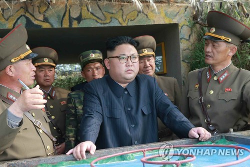 
&Ocirc;ng Kim thăm 2 đảo Jangjae v&agrave; Mu h&ocirc;m 4-5. Ảnh: YONHAP
