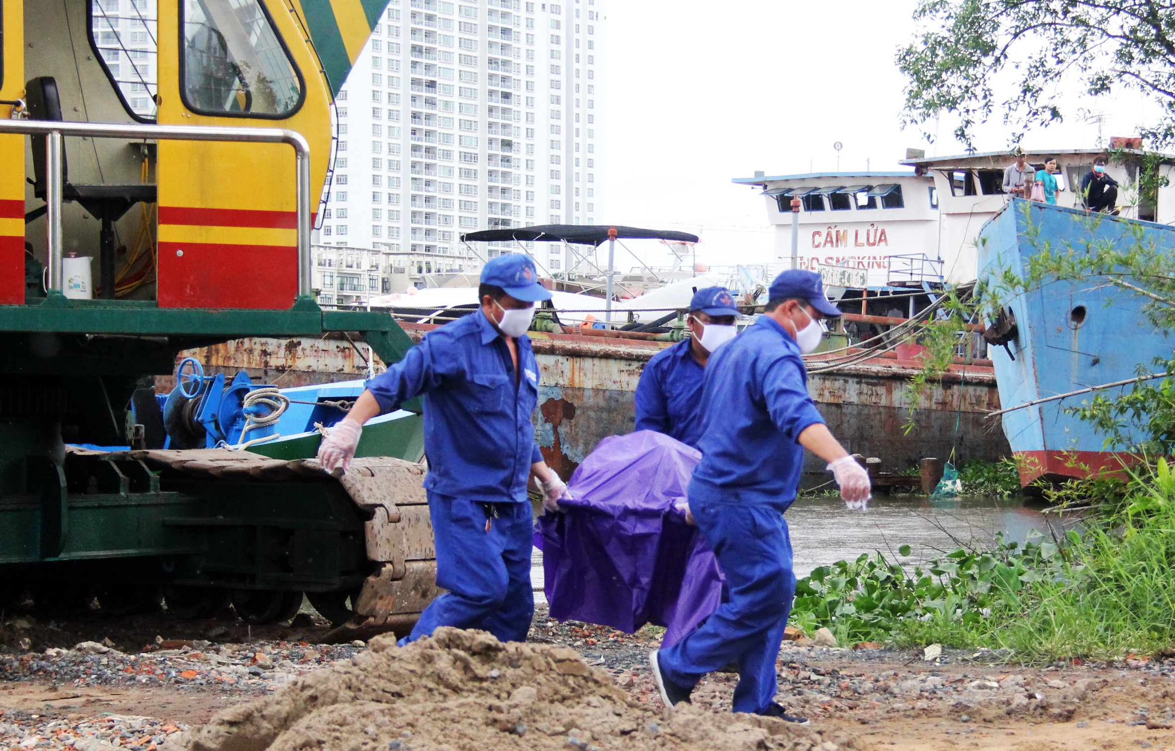 Hoảng hồn ph&aacute;t hiện thi thể dạt v&agrave;o bờ - Ảnh 1.