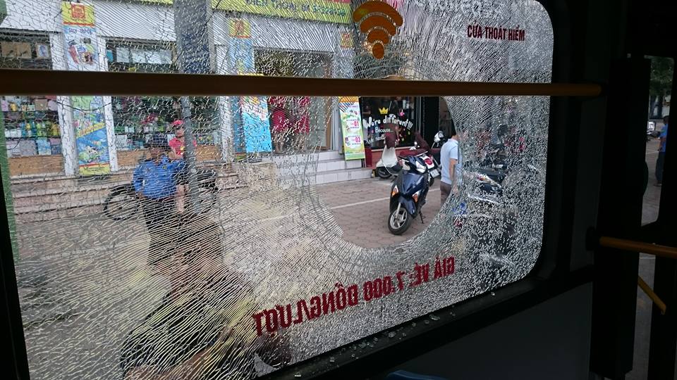 Ngăn bạn gái, cầm gạch ném thủng kính, vỡ đầu người đi xe buýt