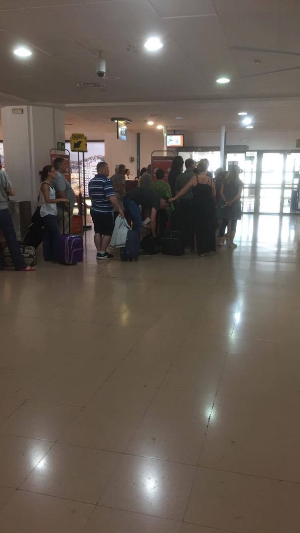 Phi công “hỏi hành khách có bay với động cơ bị lỗi hay không”