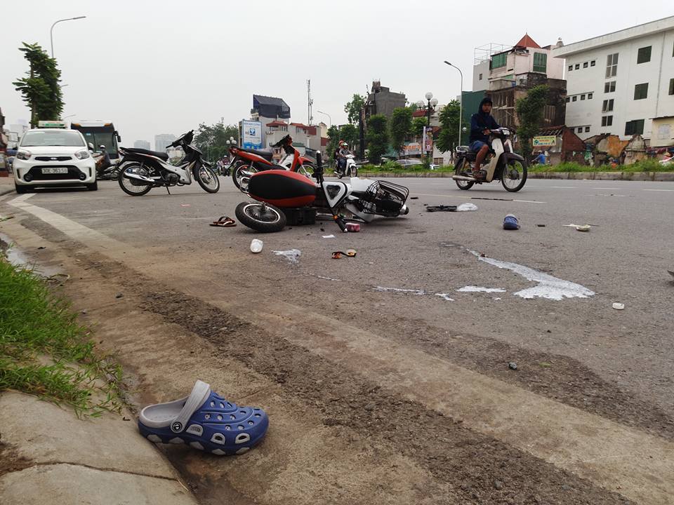 Xe Fortuner đi&ecirc;n t&ocirc;ng h&agrave;ng loạt &ocirc; t&ocirc;, xe m&aacute;y, xe đạp điện - Ảnh 2.