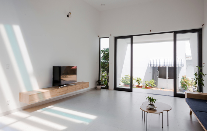 Gia chủ Bình Dương làm sân vườn lung linh nắng giữa nhà - Ảnh 2.