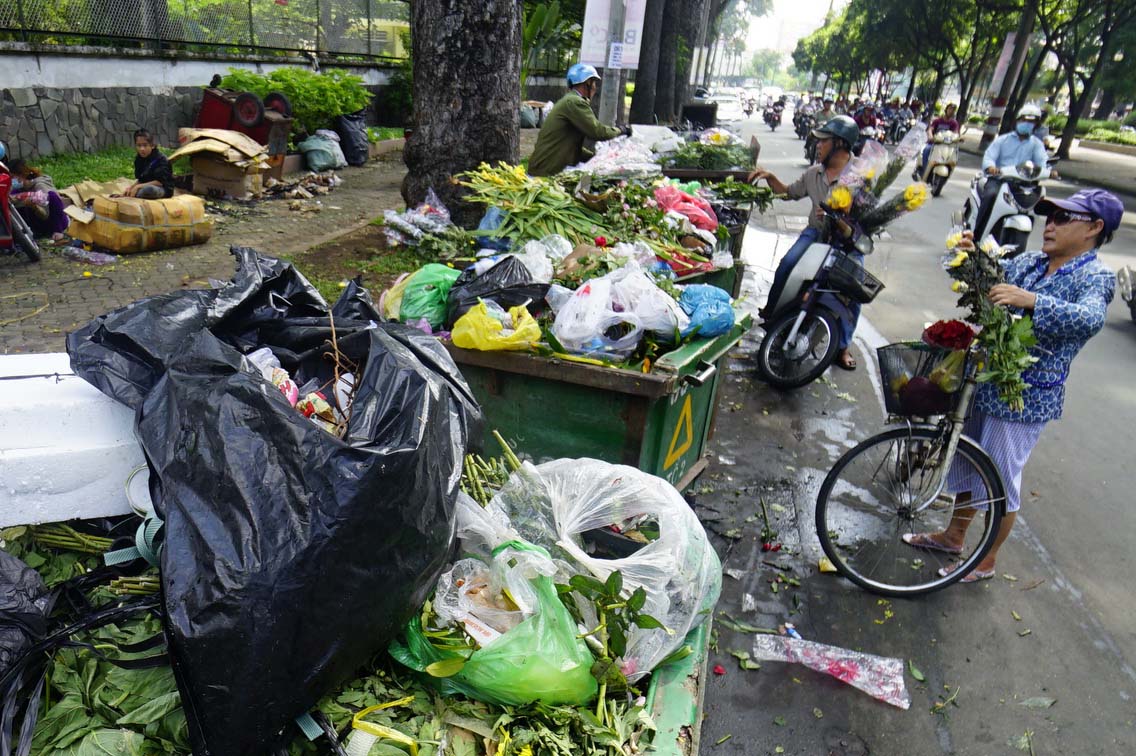 Rùng mình với những nơi tập kết rác giữa nội thành TP HCM - Ảnh 3.