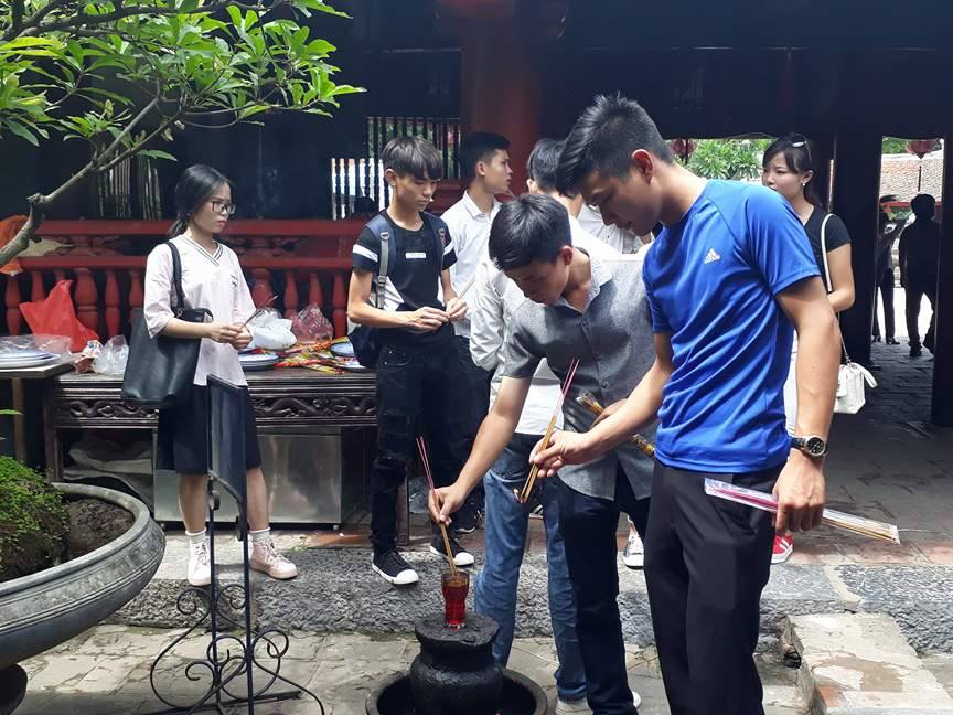 Sĩ tử xoa mình hạc, xin chữ cầu may ở Văn Miếu - Ảnh 2.
