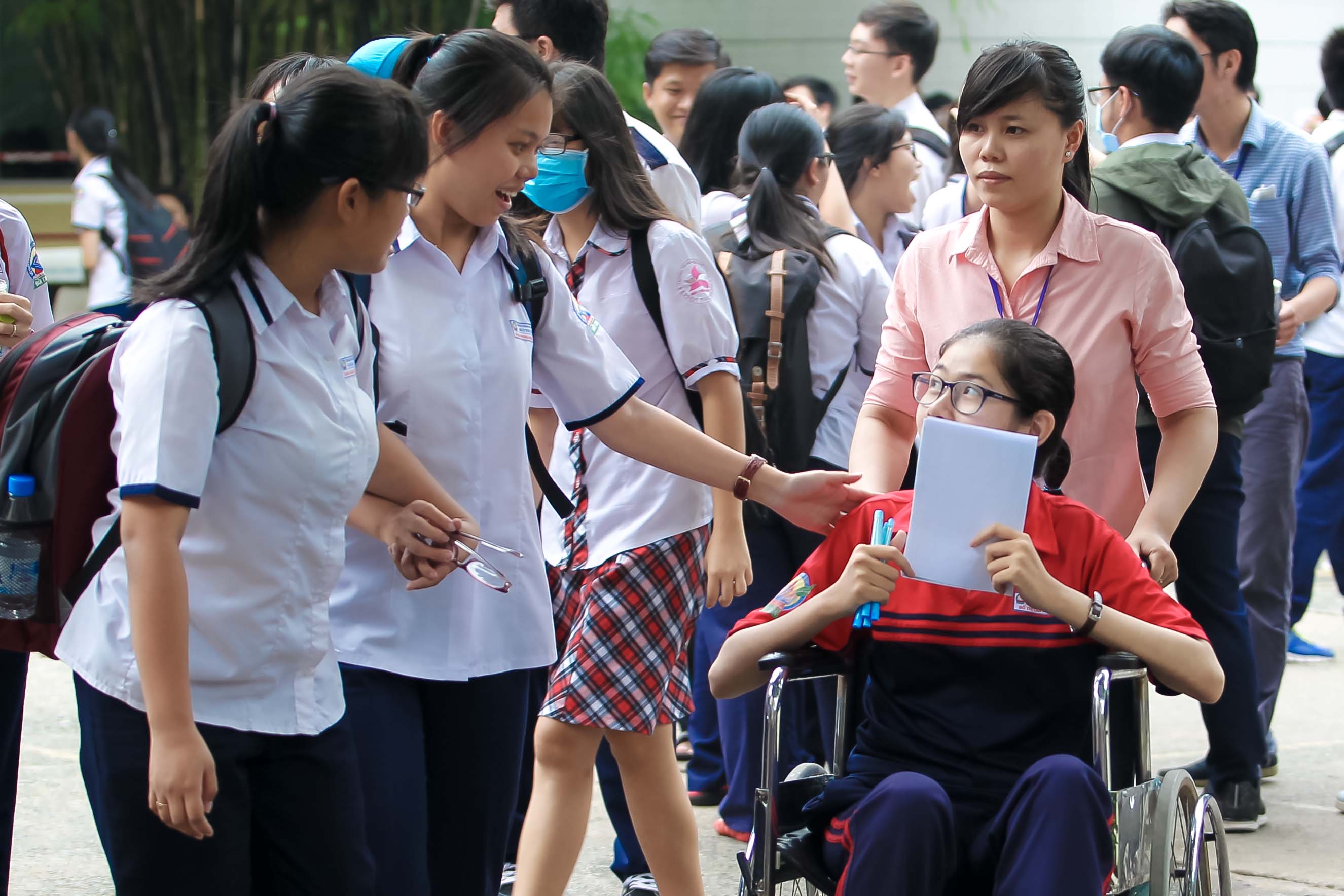Hai th&iacute; sinh bị tai nạn nhưng vẫn quyết t&acirc;m thi THPT Quốc gia - Ảnh 2.