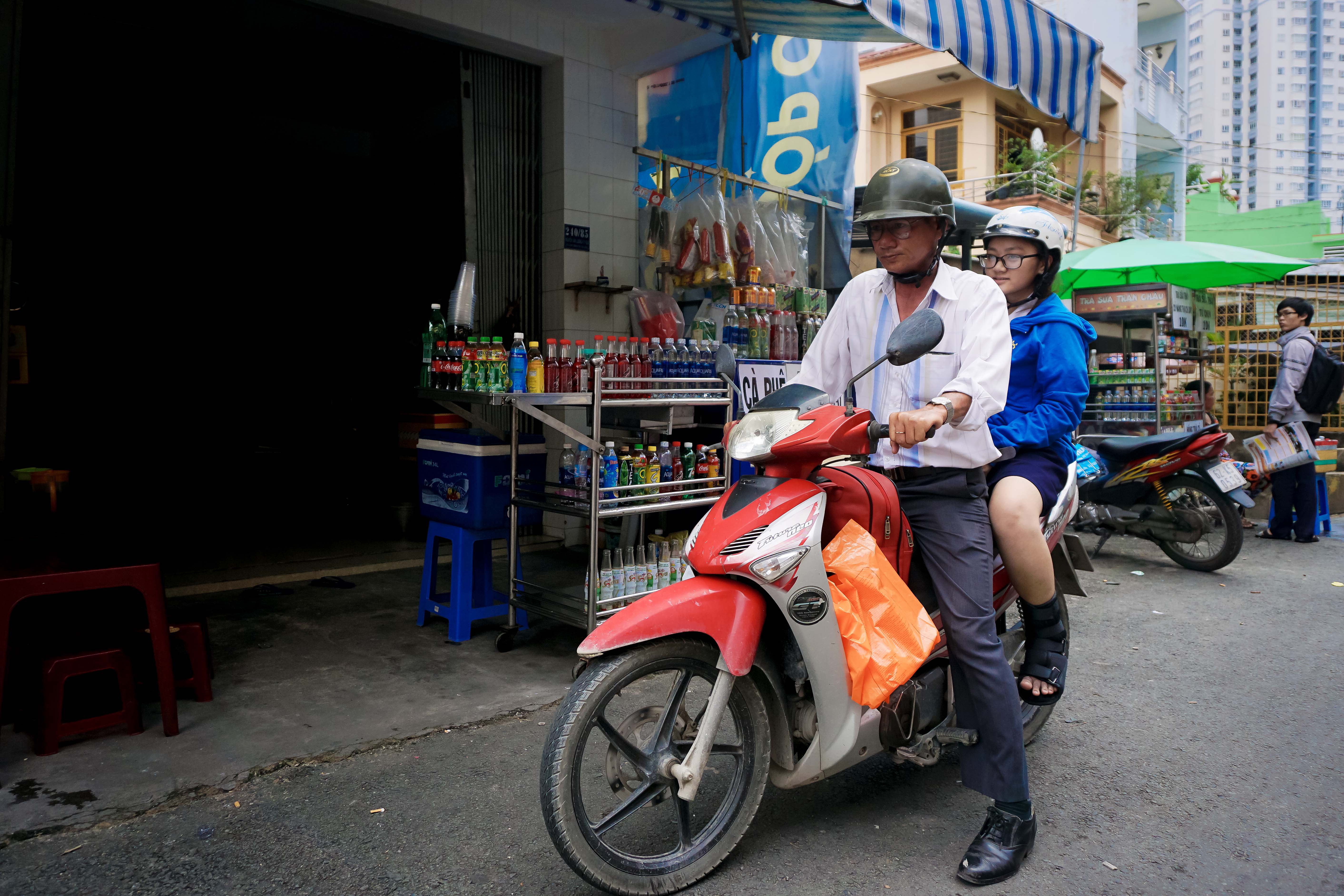 Cảm động h&igrave;nh ảnh người cha đưa con g&aacute;i đi thi tại TP HCM - Ảnh 5.