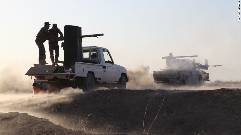Syria: Xuyên thủng bức tường lịch sử ở thành trì IS - Ảnh 2.