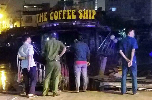 Cháy tàu cải tạo làm quán cà phê trên kênh Tẻ