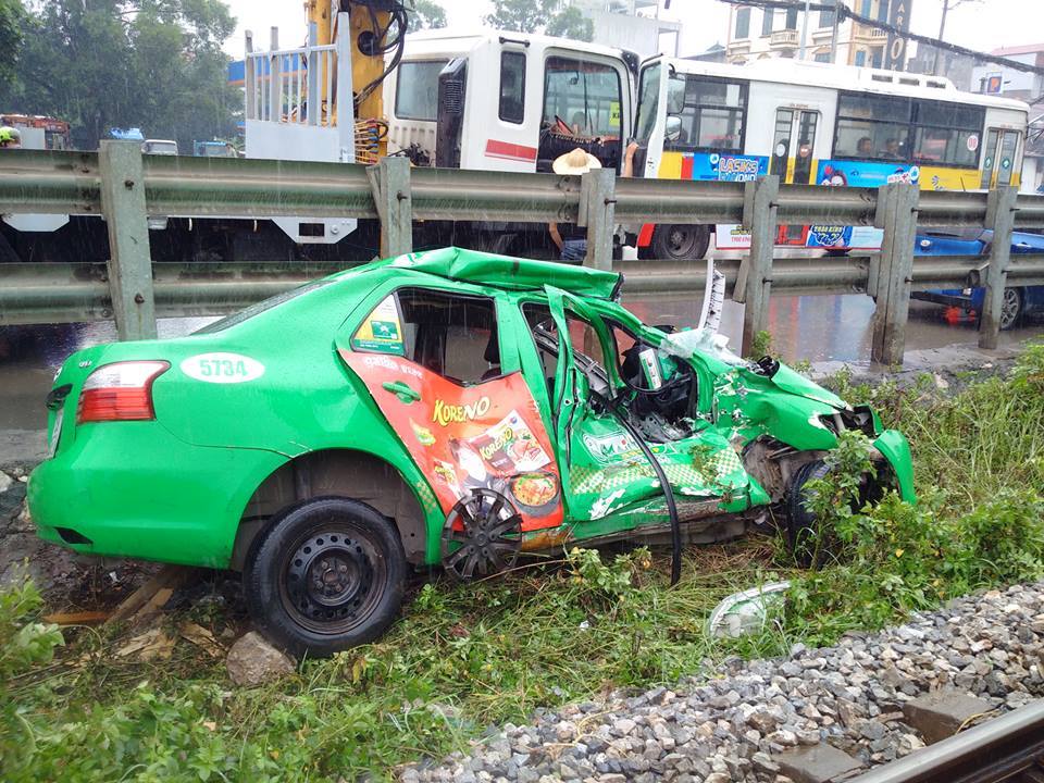 Qua đường sắt đ&oacute;n kh&aacute;ch, taxi Mai Linh bị t&agrave;u hỏa t&ocirc;ng n&aacute;t - Ảnh 2.