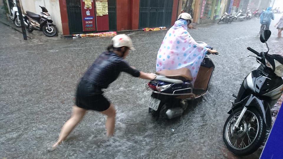 Mưa lớn, d&acirc;n b&igrave; b&otilde;m tr&ecirc;n nhiều tuyến phố  H&agrave; Nội ngập s&acirc;u - Ảnh 3.