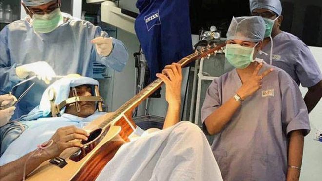 Bệnh nhân vừa phẫu thuật não vừa chơi ghi-ta