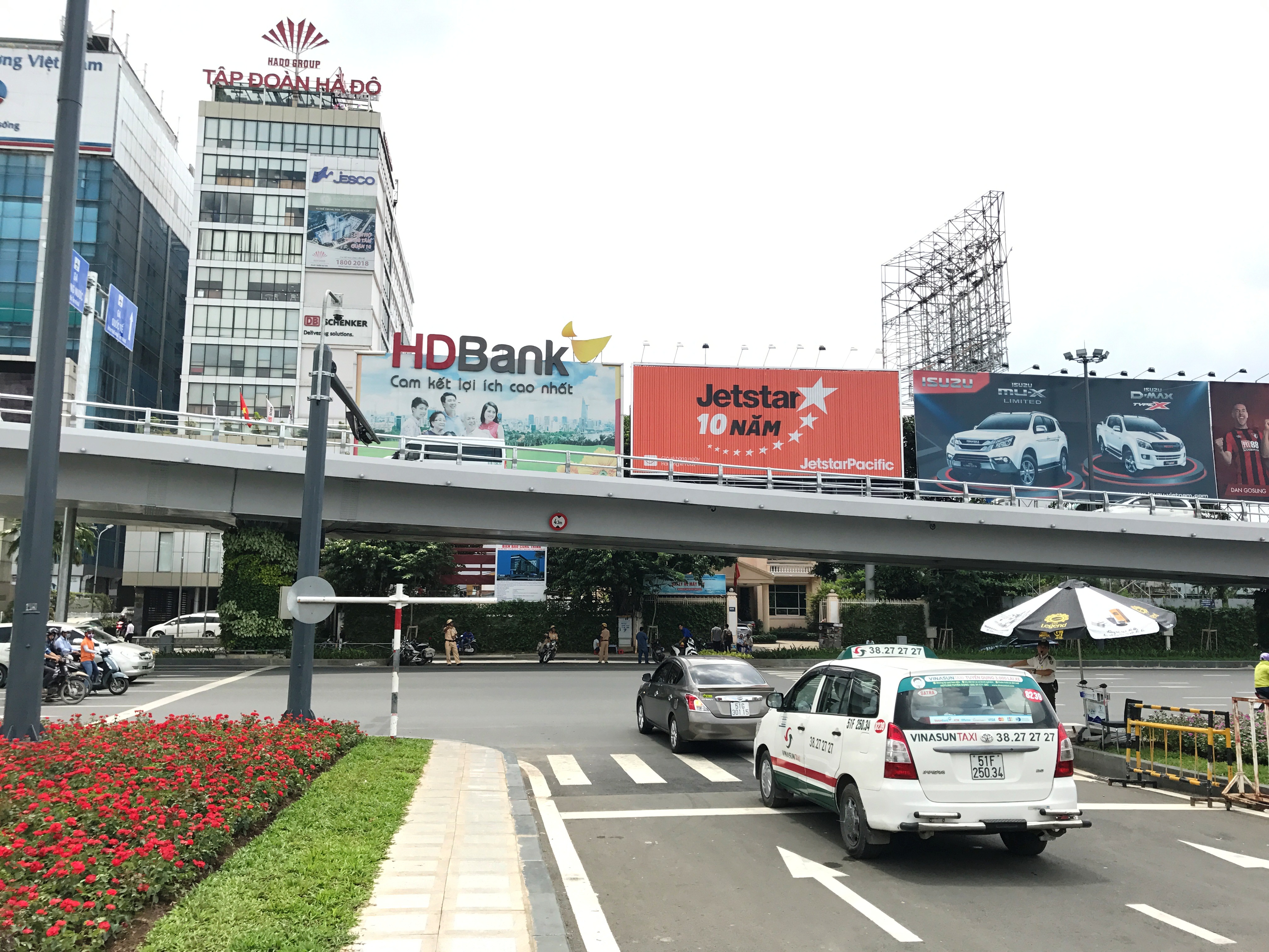Thử nghiệm giải ph&aacute;p giảm kẹt xe ở cổng s&acirc;n bay T&acirc;n Sơn Nhất - Ảnh 1.
