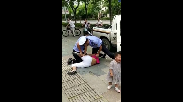 Trung Quốc: Cảnh sát quật ngã người phụ nữ đang đang bế trẻ - Ảnh 5.